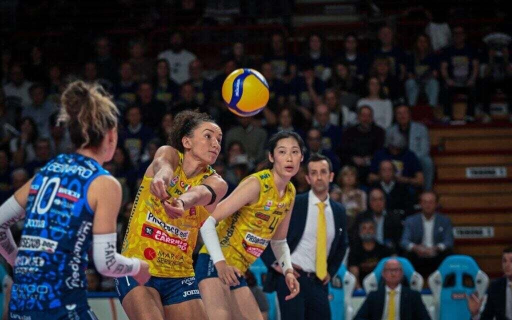 src, 会回到巴西, 女排的经历