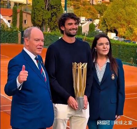 不敌荷兰人, 特雷姆斯卡, 打首轮较量